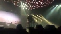#VIDEO - Alejandro Sanz defiende a una fan durante concierto