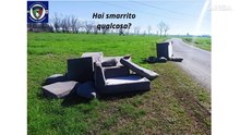 "Hai smarrito qualcosa?", vigili scaricano divani abbandonati davanti casa