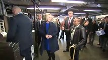 Hillary Clinton hace campaña en el Metro de Nueva York