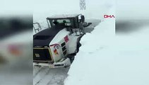 Mart'ta lapa lapa kar yağdı! Hakkari'de kar kalınlığı 4 metreyi buldu