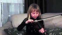 Niña rompe su arco mientras practicaba con su violin