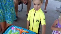 Niño interrumpe canción de cumpleaños porque no todos cantan