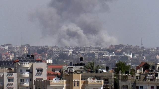 تصاعد أعمدة الدخان فوق رفح غداة قصف إسرائيلي