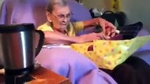 La tierna reacción de una anciana al recibir un anhelado regalo