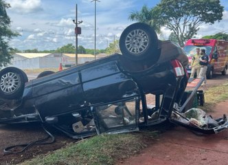 Câmera flagra capotamento de Fiat Uno na BR-376 em Mandaguari