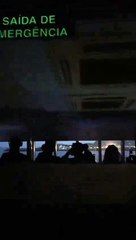 Barca que seguia para Niterói fica às escuras