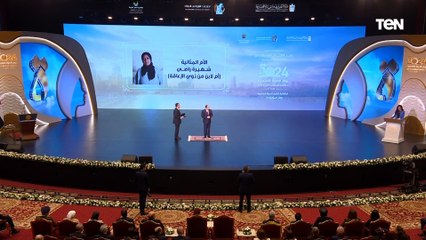 ايد بتكرم وايد بتطبطب.. الرئيس السيسي دايما جابر للخواطر