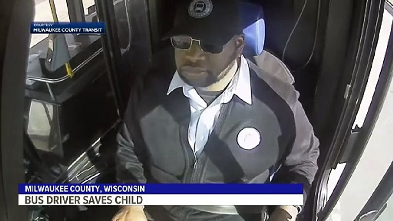 Bimbo scalzo e solo su una strada, salvato dall'autista di un autobus