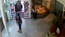 #CCTV - Padres abandonando a su hijo en un centro comercial en Brasil