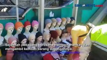 PKL Pasar Tanah Abang Pertahankan dan Rebut Dagangannya saat Razia oleh Satpol PP