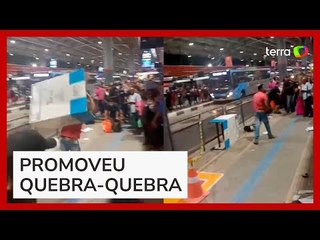 Passageiro vandaliza terminal em revolta por demora de ônibus em SP