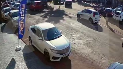 Outro acidente entre moto e carro é flagrado por câmera de segurança