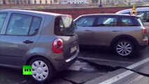 Socavon se traga 20 autos en Italia