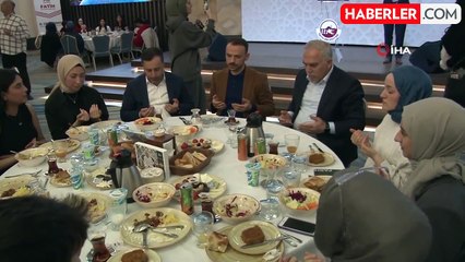 Fatih Belediye Başkanı Turan, kütüphane gençleriyle iftarda bir araya geldi