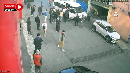 Kağıthane'de servis minibüsü şoförünün darbedilmesi güvenlik kamerasında