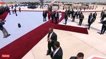 Melania Trump se rehusa a darle la mano a su esposo