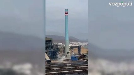 Demolición de la chimenea de la central térmica de Carboneras