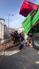 Action des agriculteurs devant la Cité administrative de Perigueux pour protester contre le versement en retard des aides de la PAC malgré les promesses de Gabriel Attal. (Dordogne Libre)
