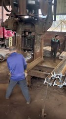 The crushing process of rails as raw material for knife making