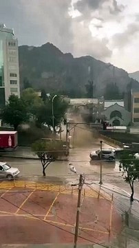 Des pluies intenses ont provoqué des crues soudaines dans la capitale bolivienne, La Paz.