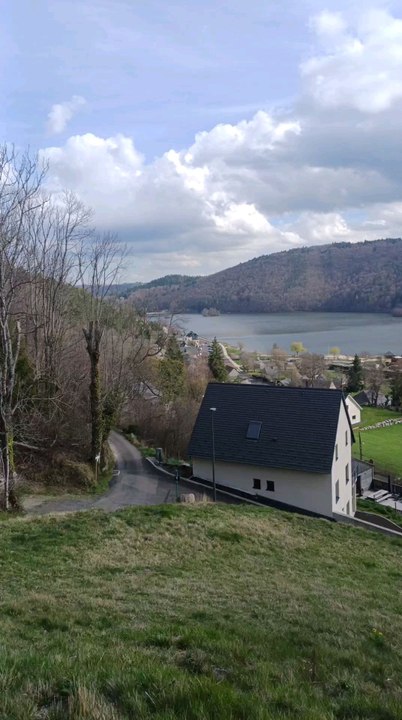 Chambon du lac et ruine du château de Varennes