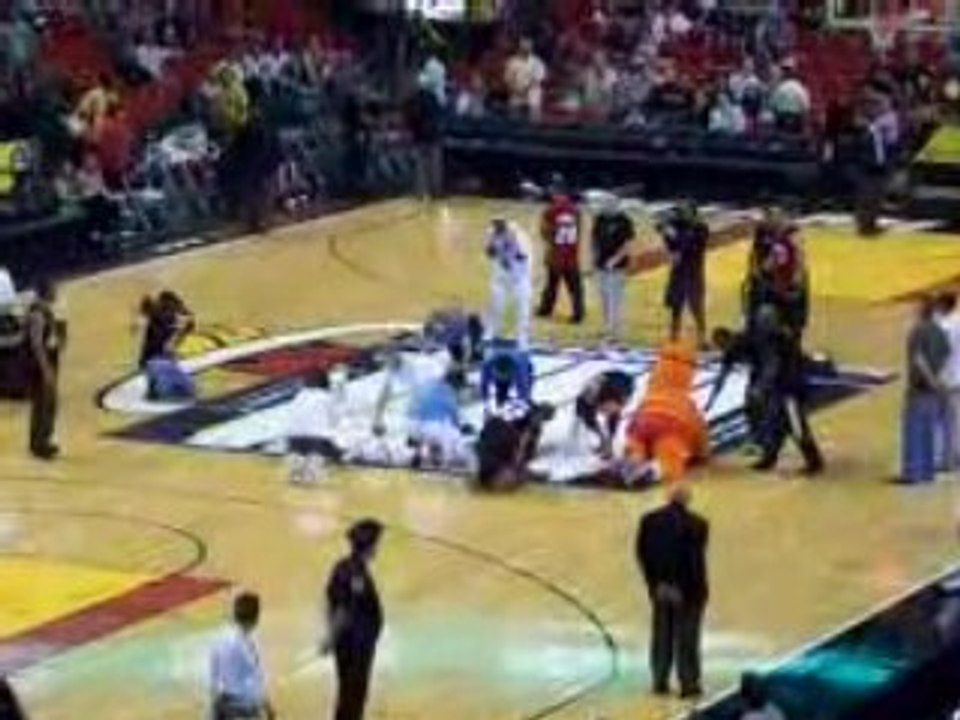 Hilarant course de bébé pendant un match NBA