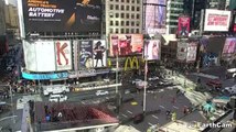 Hombre desnudo brinca desde las escaleras rojas de Time Square