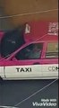 #DenunciaCIudadana: Infraganti taxista captado masturbándose mientras ve mujeres en la calle