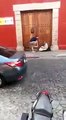 Turista regala sus zapatos a indigente en una calle
