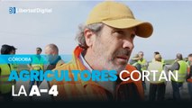 Agricultores cortan de forma intermitente la A-4 a la altura de Guadalcázar