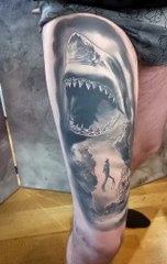 Plongez à la rencontre du mythique Grand Blanc! Voici la vidéo en live du tatouage réalisé par Niko!