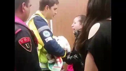 Download Video: Muere bebito en brazos de su madre en estacion del metro de la CDMX