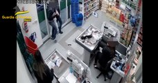 Punta pistola contro la cassiera, finanziere sventa rapina nel Napoletano (21.03.24)