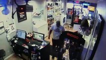 #CCTV - Dueño de una tienda encierra dos rateros y se burla de ellos
