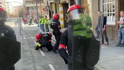 La Ertzaintza carga contra los agricultores en la protesta por la visita de Planas a Vitoria