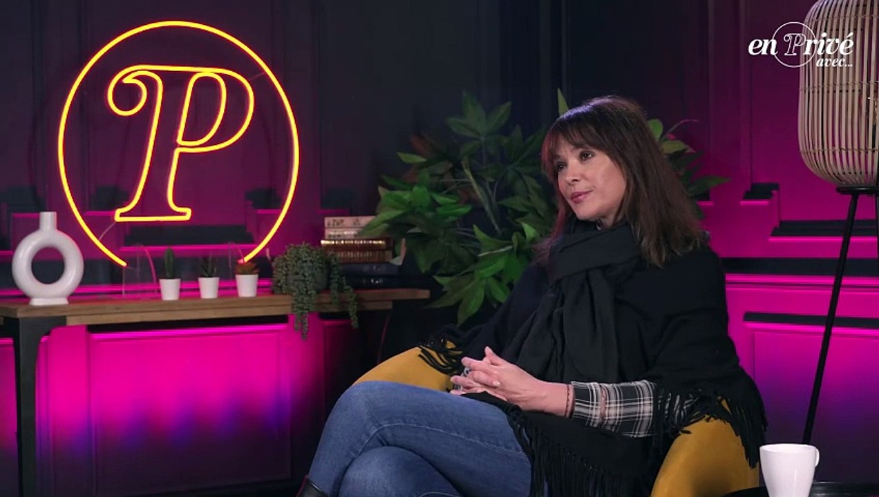 Sandrine Quétier se livre sur les critiques qu'elle peut recevoir en rapport à sa reconversion, d'animatrice télé à chanteuse, dans "En Privé avec", pour "Purepeople.com".