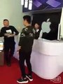 #VIDEO - Chino loco destruye Tienda Apple