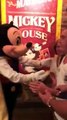 Emotivo encuentro entre Mickey y un joven invidente