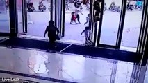 #CCTV  Pesada puerta de cristal cae sobre una niña de tres años (CHINA)