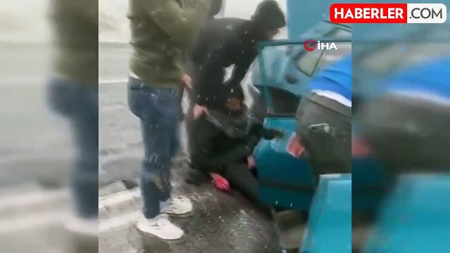 Niğde'de otomobiller kafa kafaya çarpıştı: 2'si ağır 5 yaralandı