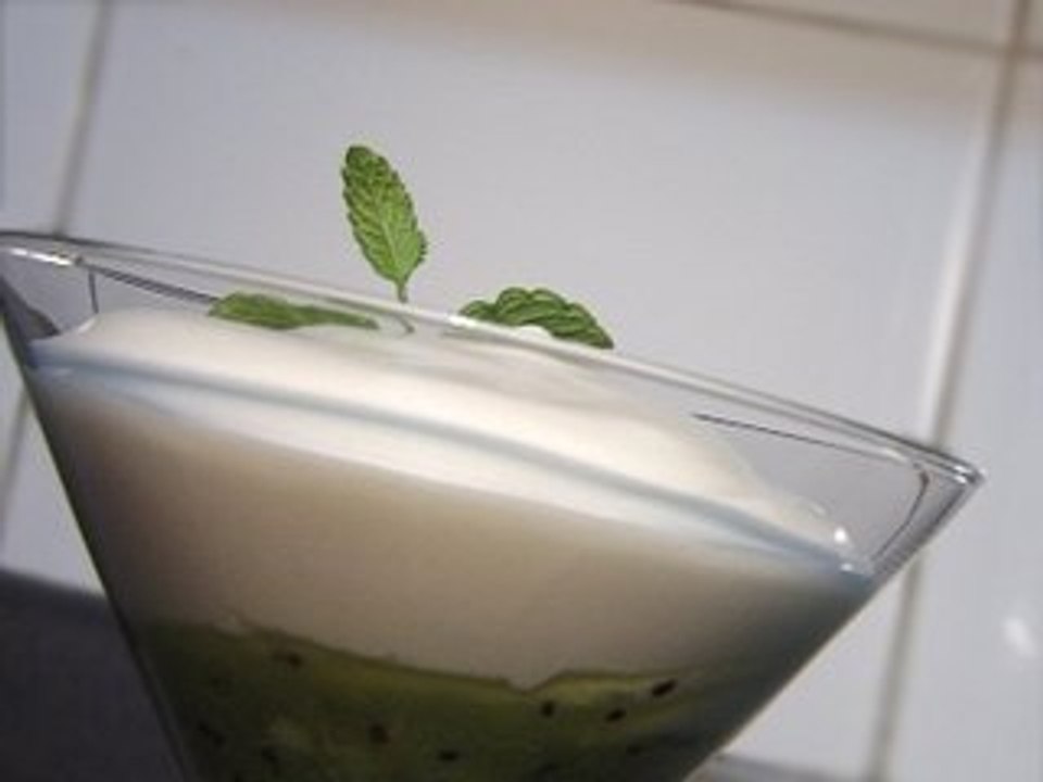 Espuma de limón al cava con mermelada cruda de kiwi
