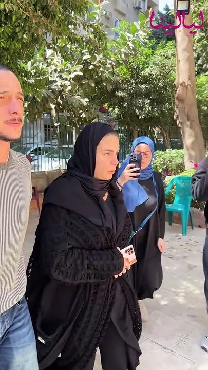 رانيا فريد شوقي تودع والدتها بالدموع فى عيد الأم.. وأبرز الحضور ميرفت أمين وشهيرة ونجلتها ودنيا عبد العزيز ومحمد رياض