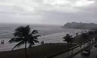 Rayo cae sobre una turista en la playa de Brasil