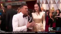 Dakota Johnson encantadora y graciosa durante entrevista de la alfombra roja de los #Oscars
