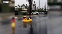 Hombre se pasea en pato inflable por calle de Palm Springs