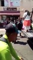 Policías arrestan como a delincuentes a humildes vendedoras