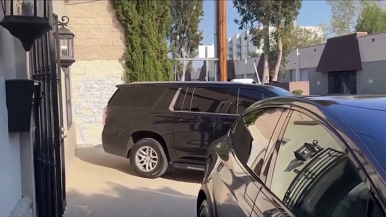kanyawest bianca ile porsche almaya gitti