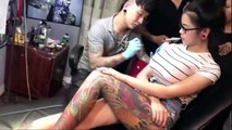 #VIRAL - Mientras le hacian tatuaje uno de sus pechos explotó