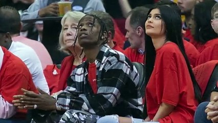 Tải video: Kylie Jenner Gets PDA Crazy with Travis Scott at Basketball Game