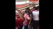 Aficionado de Chivas consuela a fan de Atlas tras derrota
